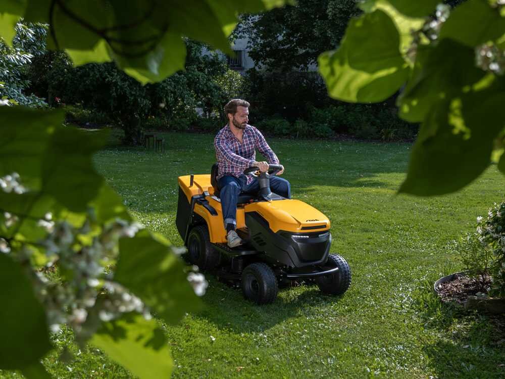Stiga Estate 384e - Kit Tractor cortacésped con 2 módulos batería ePower Pro 56 V/40 Ah - Recogedor y mulching - Imagen 2